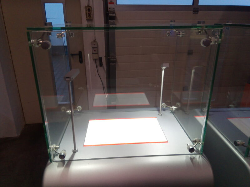 Vitrine mit Glasabdeckung und Beleuchtung